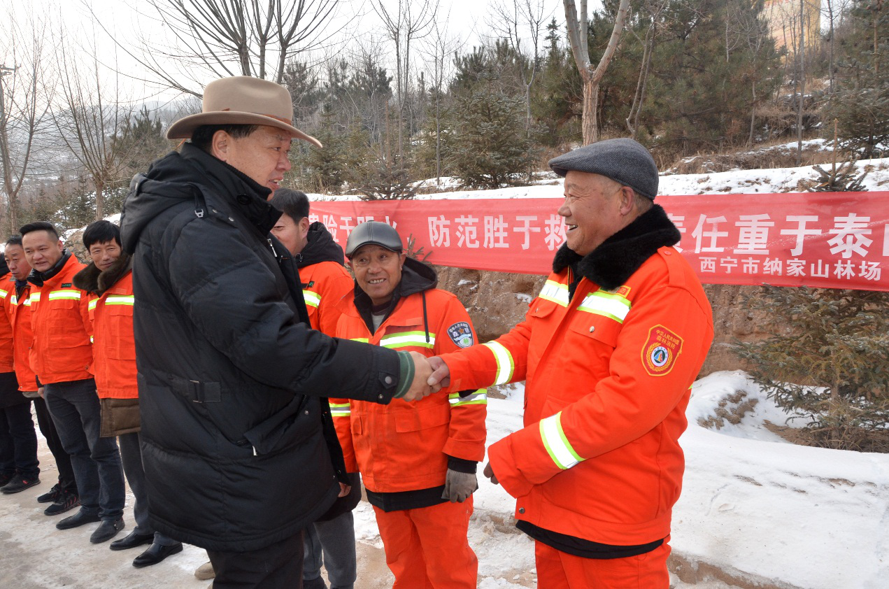 局党组书记、局长李晓南在西宁南北山检查森林防火工作时强调 坚决打赢今冬